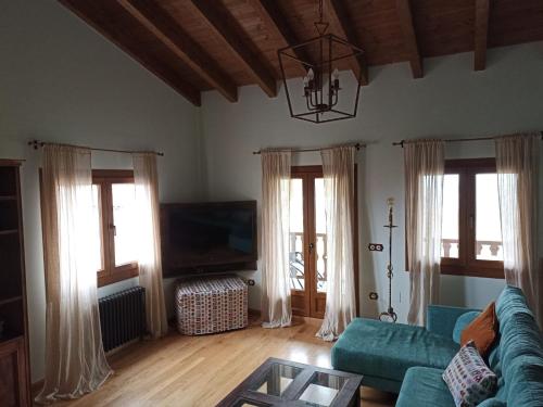 Alto el Monte 2 - AR1414的客厅配有蓝色的沙发和电视