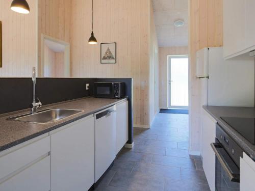 伊斯科博约格6 person holiday home in Eskebjerg的厨房配有水槽和微波炉