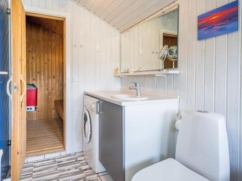 瓦伊厄斯斯特兰德Holiday home Vejers Strand XVIII的一间带洗衣机和水槽的浴室
