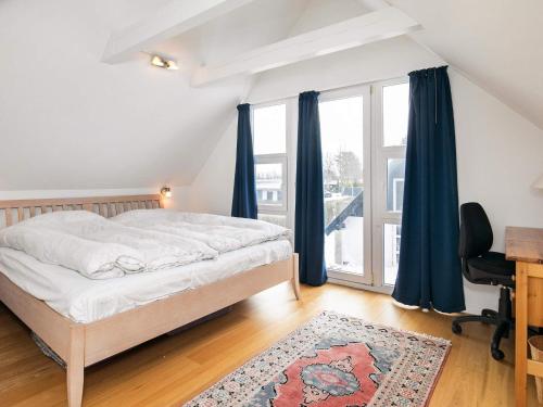 奥特鲁普Holiday home Otterup XXII的一间卧室配有一张床、一张书桌和一个窗户。
