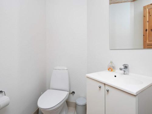 莱斯Holiday home Læsø XX的白色的浴室设有卫生间和水槽。