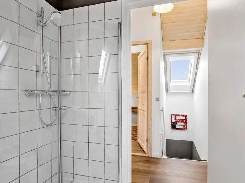 森讷比Apartment Rømø XXXI的浴室设有白色瓷砖淋浴。