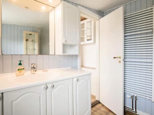 莱斯Holiday home Læsø XLI的白色的浴室设有水槽和镜子