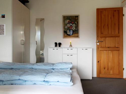 埃斯比约Holiday home Esbjerg V XVII的一间卧室配有床、橱柜和门