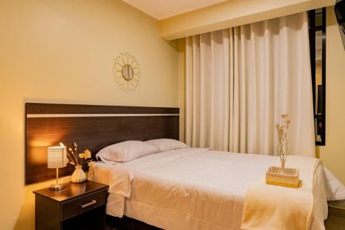 查查波亚斯Santa Lucía Suite Hotel的卧室配有一张白色的大床和一张桌子