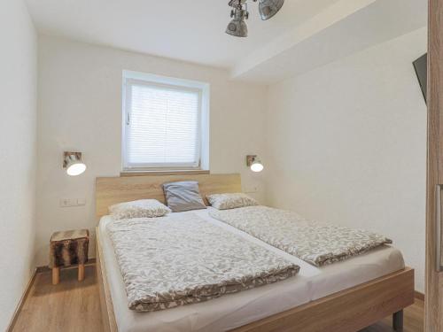 维尔德科格尔山麓布兰贝格Celine Top 3的一间卧室设有一张大床和一个窗户。
