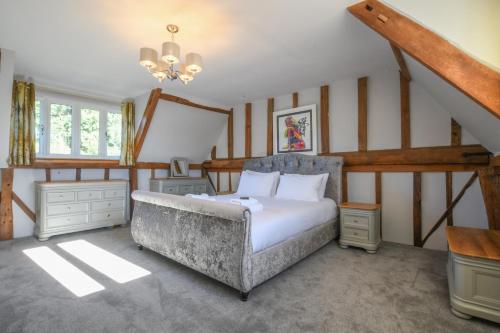 DebachMoat Barn的一间带大床和楼梯的卧室