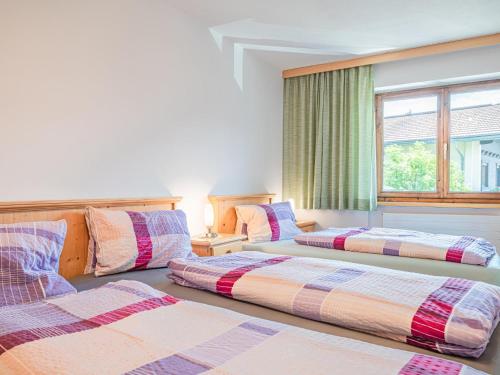韦斯滕多夫Josef Top 2的一间卧室设有两张床和窗户。