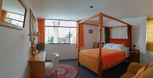 齐克拉约啦珀萨达德尔恩吉勒斯酒店的一间卧室设有天蓬床和2个窗户
