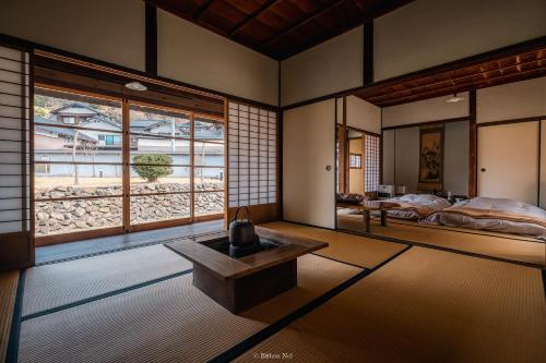 IkunoJapan's oldest remaining company housing的客房设有床、桌子和窗户。