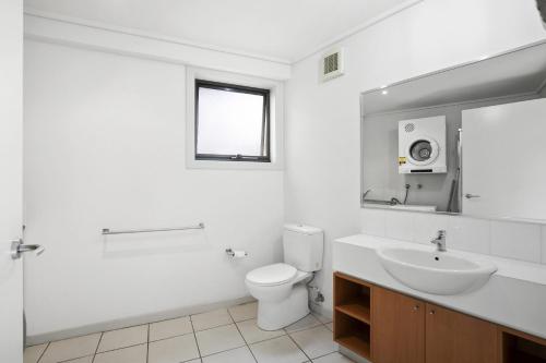 洛恩Apartment 36 Pacific Apartments的白色的浴室设有卫生间和水槽。
