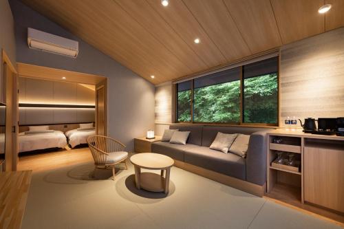 忍野村八海 木花館的客厅配有沙发和1张床