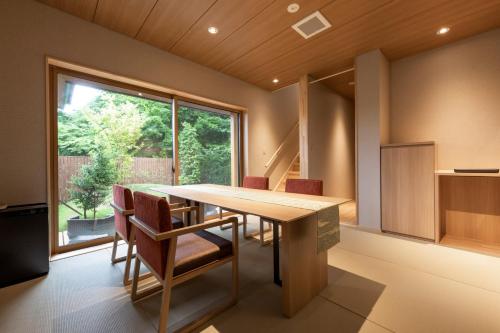 忍野村八海 木花館的一间带木桌和椅子的用餐室