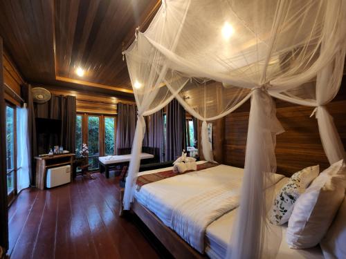 瑶亚岛Esmeralda View Resort - SHA Extra Plus的一间卧室配有一张带天蓬的床