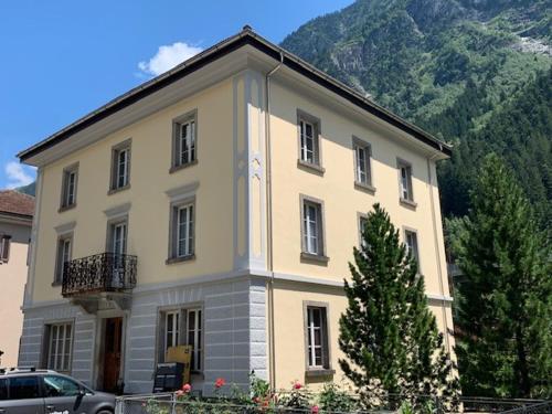 古尔特纳伦Casa Restelli EG - nahe Andermatt Gotthard的山前的大建筑