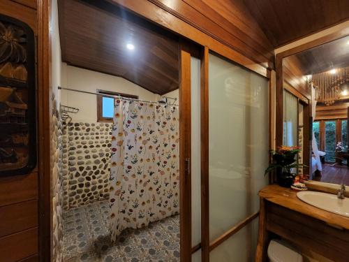 瑶亚岛Esmeralda View Resort - SHA Extra Plus的带淋浴和盥洗盆的浴室