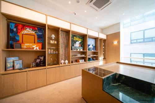 首尔The Hyoo Sik ANNK Hong Dae Branch的一个大房间,里面装有鱼缸