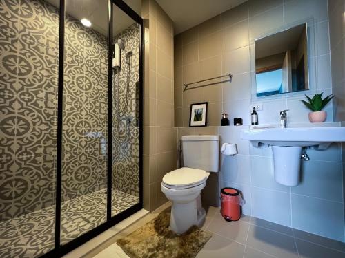 华欣La Habana Luxury 2 Bedroom Suites的浴室配有卫生间、盥洗盆和淋浴。