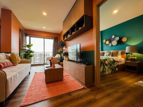 华欣La Habana Luxury 2 Bedroom Suites with Ocean View的带沙发和电视的客厅
