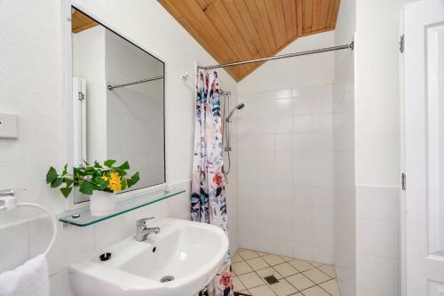 米申海滩密西海滨酒店的一间带水槽和镜子的浴室