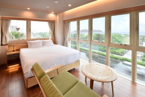 镰仓市BREATH HOTEL的一间卧室设有一张床和一个大窗户