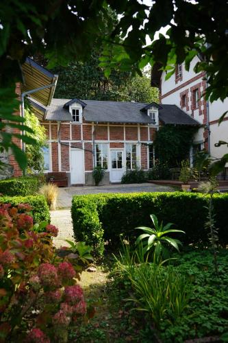 库唐斯La Villégiature的前面有花园的房子