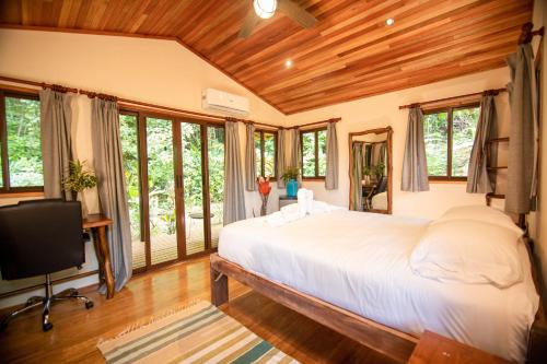 乌维塔Selva Armonia Immersive Jungle Resort的卧室设有白色大床和窗户。