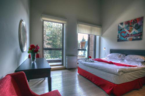 波罗维茨尤弗里亚俱乐部酒店的卧室配有一张床、一张书桌和窗户。