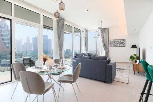 迪拜HiGuests - Spacious Apt Near Zabeel Park With Panoramic Views的客厅配有沙发和桌椅