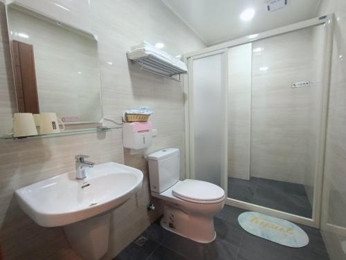 竹山怡然自得-智能主題民宿的浴室配有卫生间、盥洗盆和淋浴。
