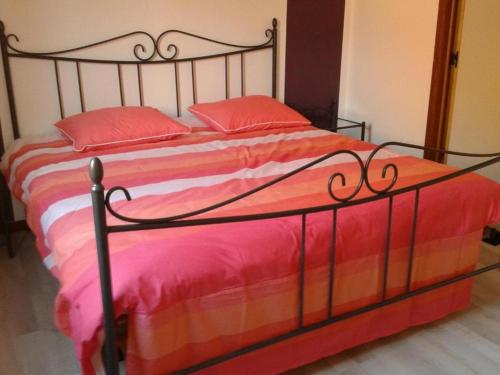 伊普尔LOGIES The city jester - Ieper centrum的一张配有红色和橙色床单和红色枕头的床