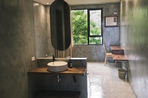 奥斯洛布Pobla Hotel的一间带水槽和镜子的浴室