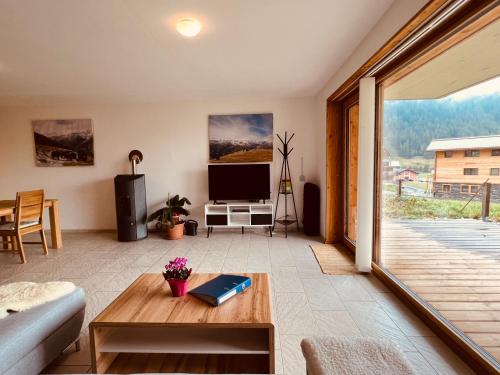 上盖斯特尔恩Chalet Breithorn- Perfect for Holiday with Amazing View!的带沙发和电视的客厅