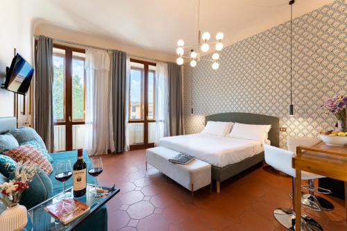 佛罗伦萨SPIRIT OF FLORENCE Boutique Rooms的酒店客房,配有床和沙发