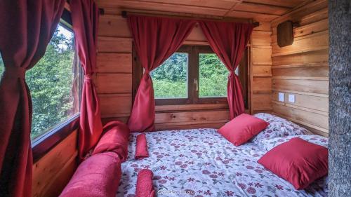 TršćeTree House Gorski Lazi的小木屋内一间卧室,配有一张床