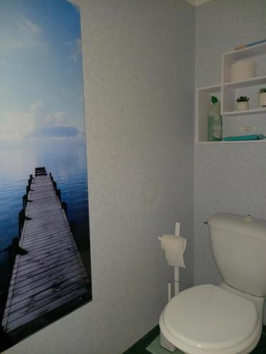 瓦尔卢龙Charmant logement sur la station de Val Louron的一间带卫生间的浴室,享有码头的图片