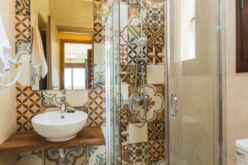 RoúpaiFamily villa, Fantastic views, Private pool, Free laptop 1的一间带水槽和淋浴的浴室