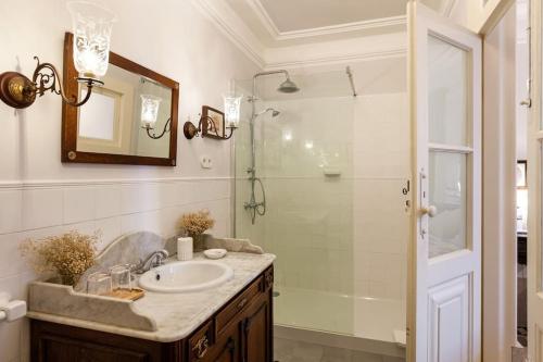 拜昂Casa de Sequeiros的一间带水槽和淋浴的浴室