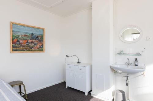 佐特兰德Holidayhouse - Oranjeplein 23 Zoutelande的白色的浴室设有水槽和镜子