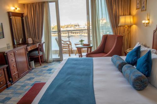 亚历山大Helnan Royal Hotel - Montazah Gardens的酒店客房设有一张水景床。