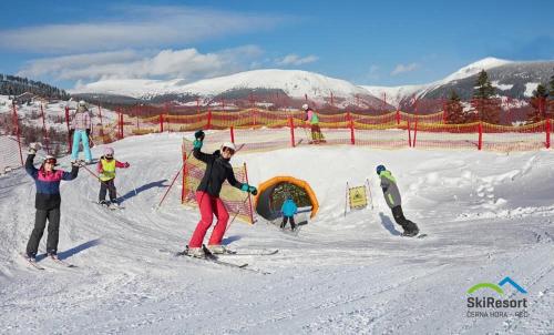 派克波特斯耐兹库孜孜科瓦布达霍斯基酒店的一群滑雪者在雪中滑雪