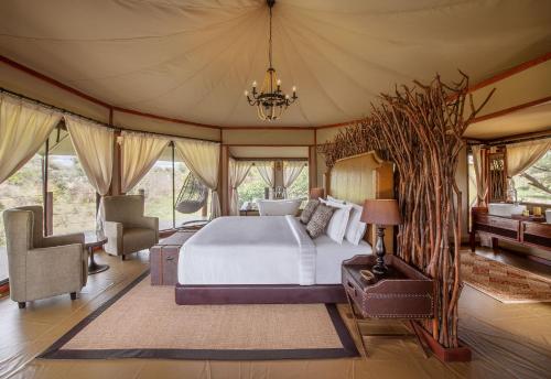 ManyaraTARANGIRE KURO TREETOP LODGE的帐篷内一间卧室,配有一张床