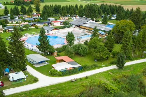 伊伯恩道夫丽都如塔公寓式酒店的享有带游泳池的度假村的空中景致