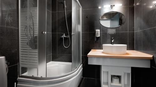 圣格奥尔基HERMITAGE by Elenis的带淋浴、盥洗盆和镜子的浴室