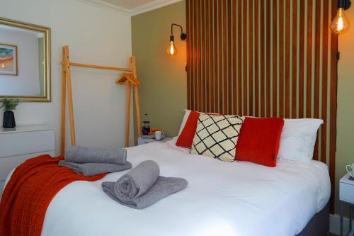 斯卡伯勒The Courtyard Apartment - Yorkshire Coast Holiday Lets的卧室配有白色床和毛巾
