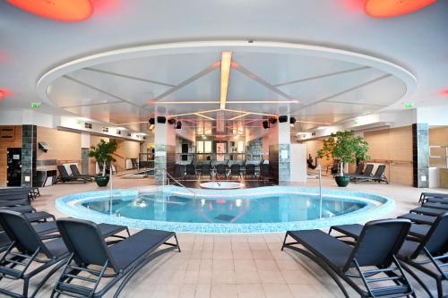 埃格尔埃格尔及帕克酒店的酒店大堂中央的大型游泳池