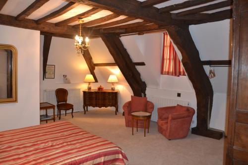圣茹昂代盖雷特Les Trauchandieres de Saint Malo的卧室配有一张床和一张桌子及椅子