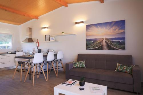 Rabo de PeixeParrots`Village的客厅配有沙发和桌子