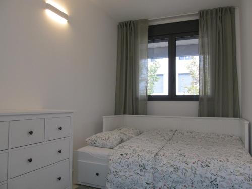 比利亚努埃瓦-赫尔特鲁Family Apartment的白色的卧室设有床和窗户