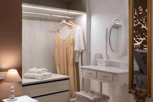 林都斯Chrysanthi Studios的白色的浴室,带架子上的连衣裙